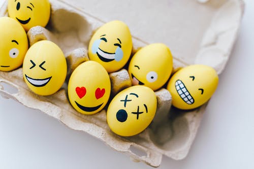 Boite d'œufs smileys émotions