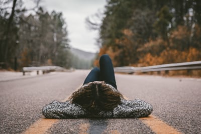 Femme allongée sur la route