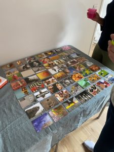 Cartes images étalées sur une table