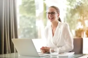 Femme souriante devant son ordinateur