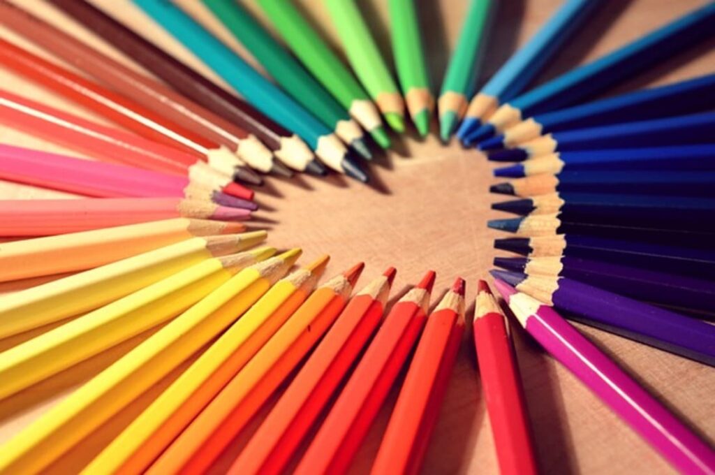 Dégradés de crayons de couleurs disposés en coeur