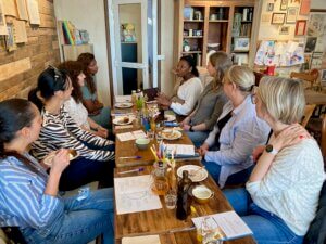 Huit femmes assises autour d'une table