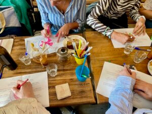 Femmes réalisant un exercice pratique