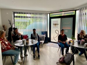 Plusieurs femmes assises et attentives