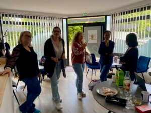 Plusieurs femmes debout échangeant autour d'un goûter