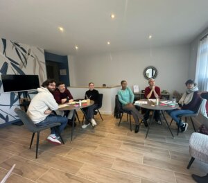 Groupe d'adultes assistant à un atelier