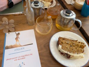 Livret posé sur une table à côté d'une assiette contenant un gâteau
